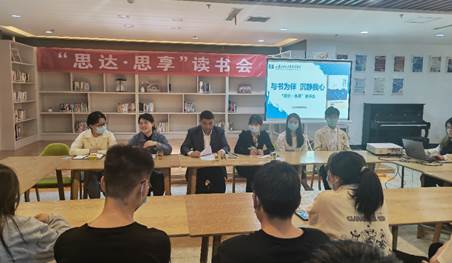 一群人在餐厅里中度可信度描述已自动生成